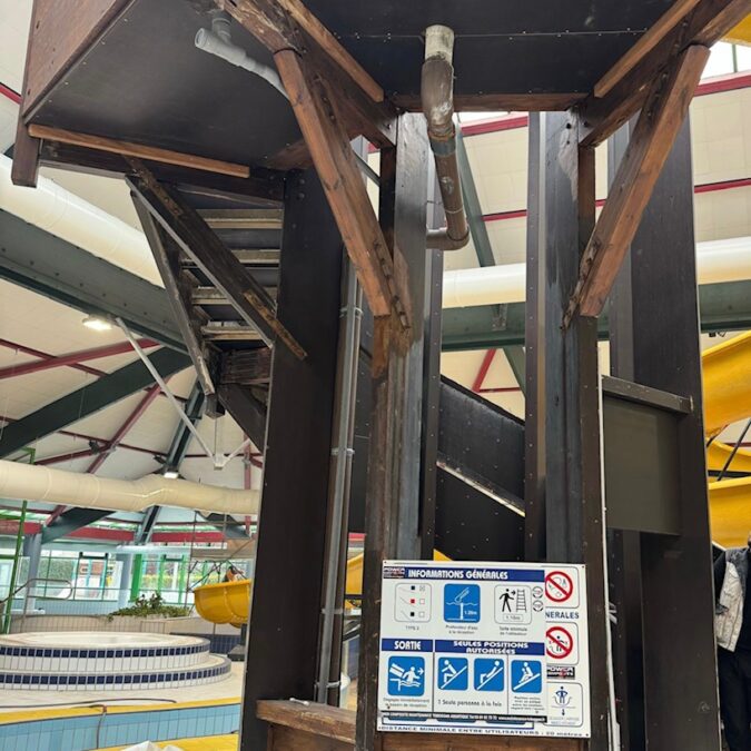Mise en peinture du toboggan d&#8217;une piscine municipale avec une peinture epoxy. Montbéliard 4