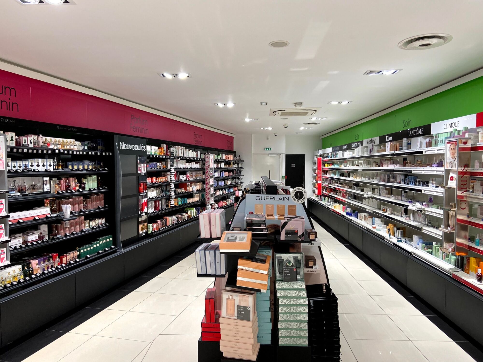 Mise en peinture d&#8217;un magasin de cosmétique. Saint-Louis