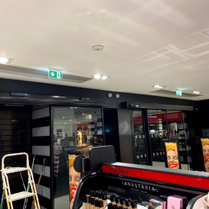 Mise en peinture d&#8217;un magasin de cosmétique. Saint-Louis 0