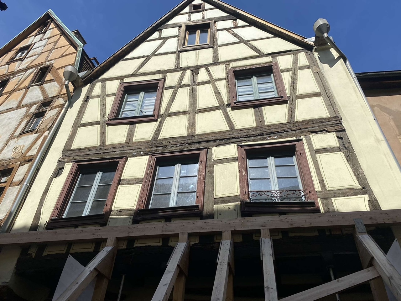 Mise en peinture d&#8217;une façade à colombage. Wittenheim