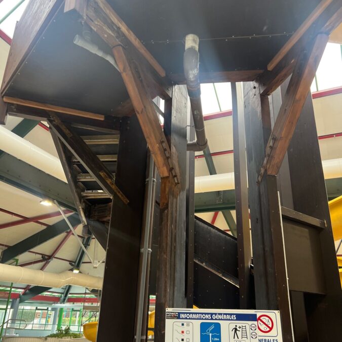 Mise en peinture du toboggan d&#8217;une piscine municipale avec une peinture epoxy. Saint-Louis 2