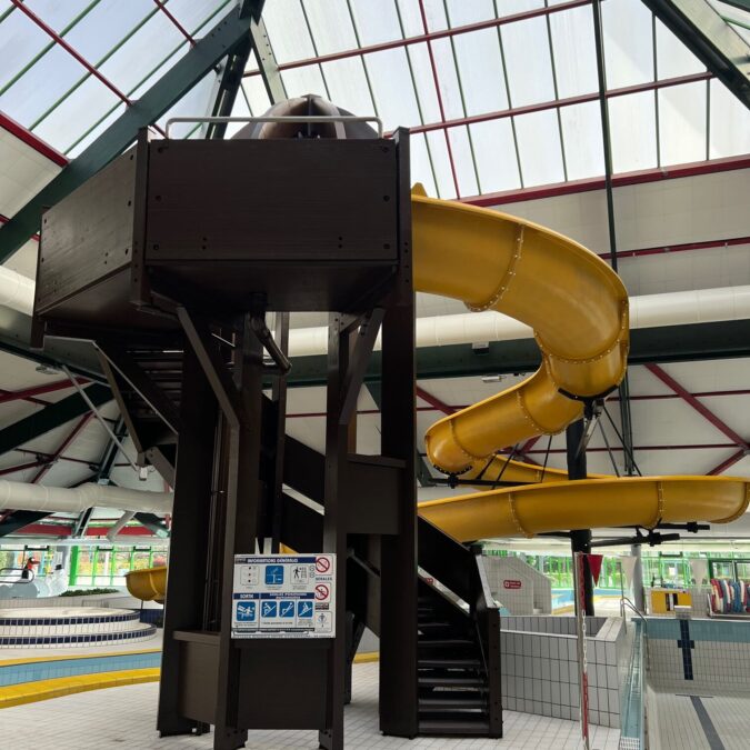 Mise en peinture du toboggan d&#8217;une piscine municipale avec une peinture epoxy. Rixheim 1