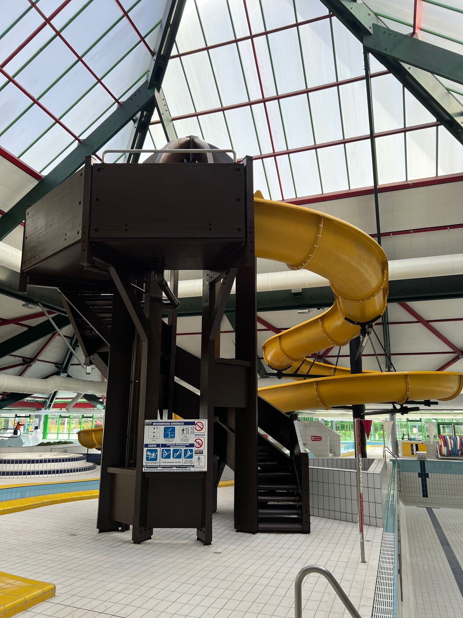 Mise en peinture du toboggan d&#8217;une piscine municipale avec une peinture epoxy. Colmar