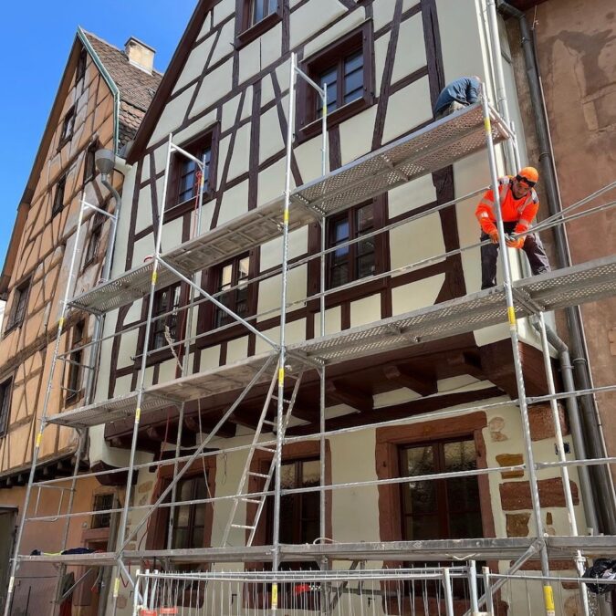 Mise en peinture d&#8217;une façade à colombage. Guebwiller 2